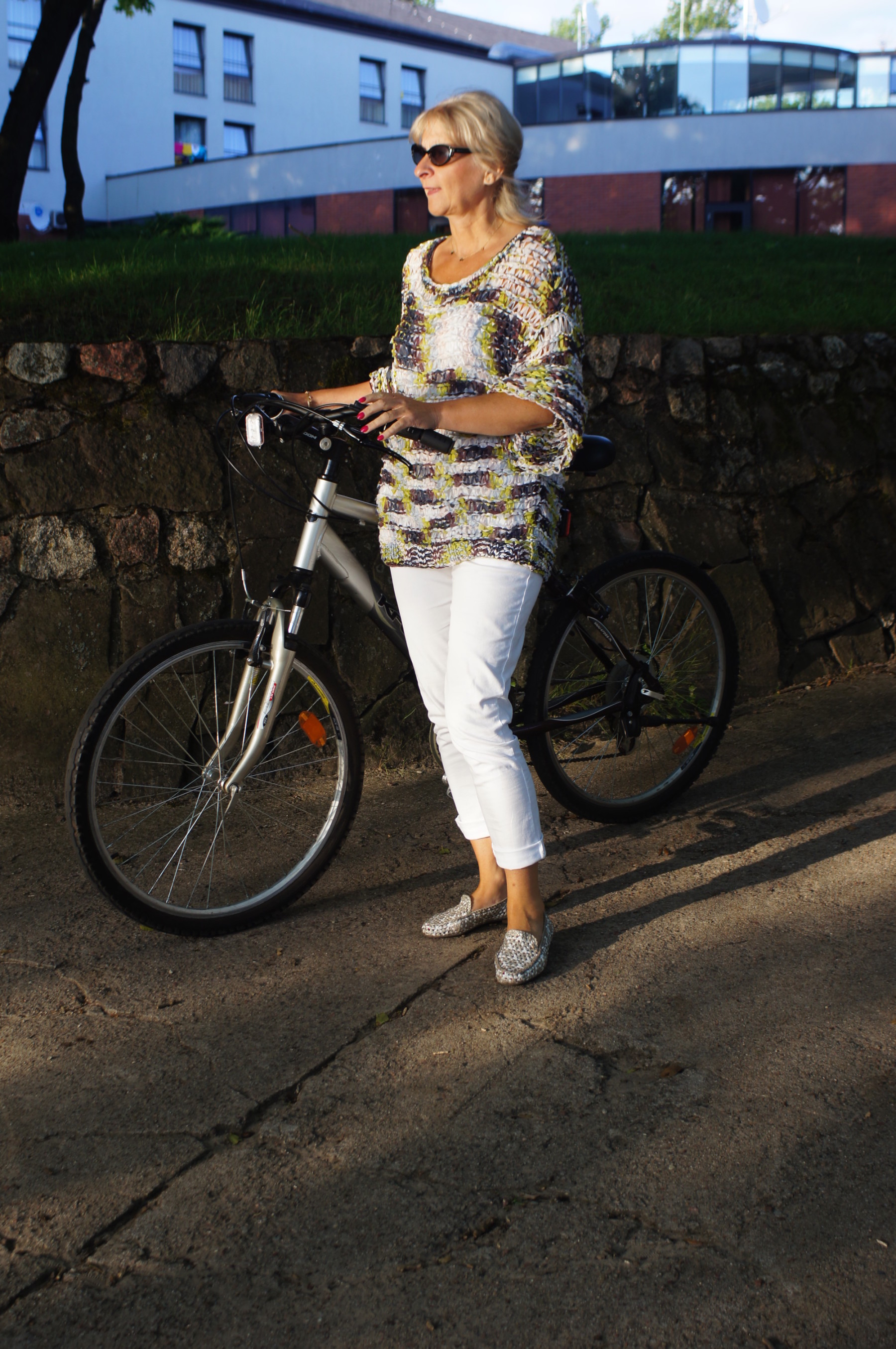 Sweter Vila, spodnie Vila, buty Rieker